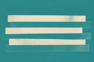 Des bandes horizontales empilées avec un léger décalage d’impression se détachent sur un fond bleu sarcelle uni, suggérant la structuration claire et hiérarchisée de l’information dans une composition abstraite à texture imprimée.