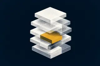 Empilement de blocs géométriques isométriques partiellement translucides, en blanc et jaune sur fond bleu marine profond, évoquant la superposition de règles et de contrôles dans un référentiel partagé.