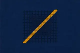 Une grille géométrique bleu marine se resserre fortement au centre du visuel, traversée par une bande diagonale jaune, suggérant la rigueur soudaine et le contrôle implacable des règles, avec un effet de matière granuleux et des imperfections d'impression