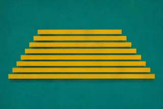 Sur un fond teal uni, plusieurs bandes horizontales jaunes empilées et légèrement décalées ou texturées évoquent l’idée de mesurer des parts dans une série temporelle, avec un fort grain imprimé et une composition très épurée.