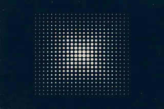 Une grille centrale de points blancs se densifie vers le centre sur un fond bleu marine, avec quelques points décalés jaune moutarde pour suggérer la complexité croissante et l’exigence de transparence, la texture est granuleuse comme une impression sérig