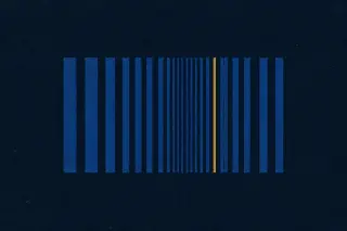 Sur un fond bleu très foncé, des bandes verticales parallèles de bleus variés convergent vers le centre, avec une bande jaune qui rompt l’alignement pour suggérer une incohérence entre plusieurs sources.