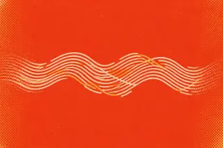 Une large bande sinueuse composée de lignes parallèles traverse un fond orange vif, alternant connexions et coupures, et évoque l’idée d’un flux traversant plusieurs étapes, avec un grain d’impression prononcé et un effet de trame visible sur les bords.